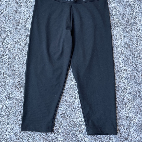 PINK Ultimate Cropped Black Leggins Size S/P - Picture 8 of 8